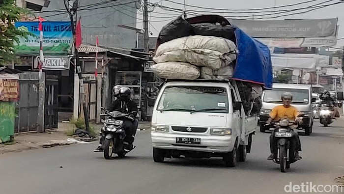 Bahaya! Aksi Pikap 'Obesitas' Mengaspal di Tangerang Selatan Sebuah mobil pikap dengan muatan melebihi kapasitas melintas di wilayah Cirendeu, Tangsel. Mobil 'obesitas' ini tentunya dapat membahayakan pengendara lainnya.