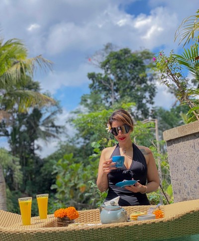 Barbie Kumlasari Gaya Mewah Barbie Kumalasari saat Menikmati Floating Breakfast