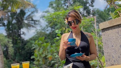 Gaya Mewah Barbie Kumalasari saat Menikmati Floating Breakfast