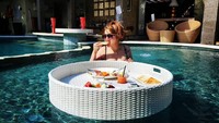 Soal gaya kulinernya, Barbie Kumalasari sering memperlihatkan momen mewahnya. Salah satunya saat makanfloating breakfast di sebuah hotel. Foto: Instagram @Barbiekumalasari