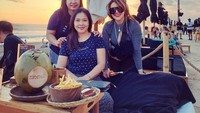 Bukan hanya itu, Barbie Kumalasari juga sering kulineran saat liburan. Seperti pada momen yang satu ini,ia berlibur di pantai sambil menikmati kentang goreng dan air kelapa. Foto: Instagram @Barbiekumalasari