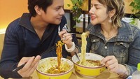 Ketika kulineran di restoran, Barbie Kumalasari memilih restoran yang terkenal dengan menu mienya. Bahkan ia berpose candid sambil mengangkat mie pakai sumpit. Foto: Instagram @Barbiekumalasari