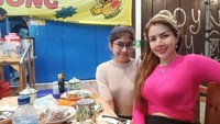 Tak melulu restoran mewah, Barbie Kumalasari juga tak gengsi untuk makan di warung tenda. Terlihat ia memesan gudeg khas Yogyakarta di sebuah warung kaki lima. Foto: Instagram @Barbiekumalasari