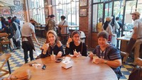 Liburannya ke Yogyakarta juga mengantarkan Barbie Kumalasari untuk mencicipi es krim di tempat terkenal, yakni Tempo Gelato. Ia pun memesan satu cup es krim. Foto: Instagram @Barbiekumalasari