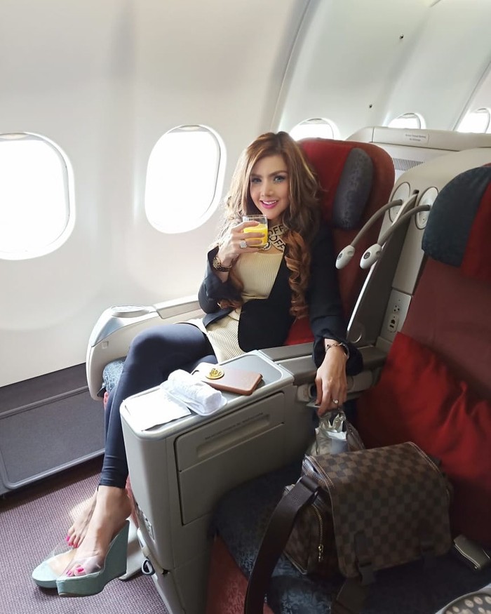 Gaya Mewah Barbie Kumalasari saat Menikmati 'Floating Breakfast'