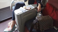 Tak kalah mewah, begini gaya Barbie Kumalasari saat menikmati minuman di pesawat. Foto yang satu ini pun banyak dikomentari netizen. Foto: Instagram @Barbiekumalasari