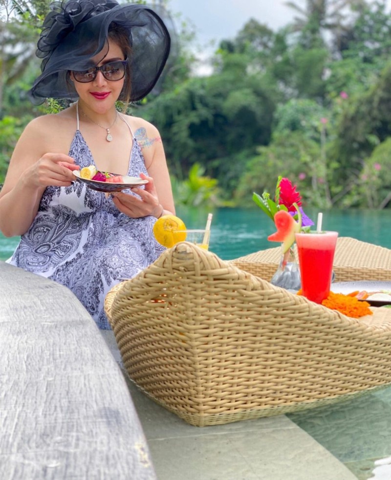 Gaya Mewah Barbie Kumalasari saat Menikmati 'Floating Breakfast'