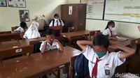 Selain jumlah siswa, Masfuah menyebut, jam belajar siswa juga berbeda dari yang sebelumnya. Untuk kelas 1, 2 dan 3 hanya mengikuti 2 jam pelajaran dalam sehari. 1 jam pelajaran berdurasi 30 menit.   