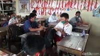 Sementara itu, ada pemandangan menarik dalam pelaksanaan PTM perdana di Rembang. Di SD Negeri Ngotet, Kecamatan Rembang kota, ada beberapa siswa yang masuk sekolah namun menggunakan baju bebas, tidak mengenakan seragam selayaknya siswa pada umumnya.