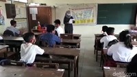 Hal itu dikarenakan seragam milik para siswa tersebut sesak dan tak bisa dipakai lagi. Sehingga untuk bisa tetap bersekolah tatap muka, sementara mengenakan baju bebas.