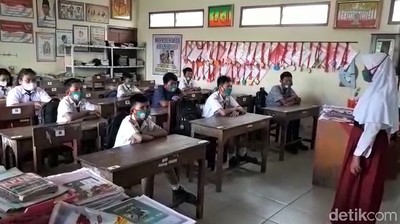 Potret Suasana Sekolah Tatap Muka Perdana di Rembang