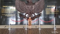Relief Garuda dengan teks Proklamasi dan teks Pancasila di sisi kiri dan kanannya