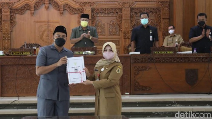 Bupati Klaten Sri Mulyani menyerahkan dokumen rencana perubahan APBD ke DPRD Klaten, Senin (23/8/2021)