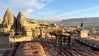 Menikmati view Cappadocia, kawasan yang tercipta akibat letusan Gunung Erciyes (Argaeus) ribuan tahun lalu yang menghasilkan debu vulkanik yang kemudian terukir alami karena aliran air dan lava, sembari rebahan juga bisa, nih. (Getty Images/iStockphoto)