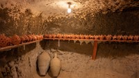 Gerabah ini terdapat di kota bawah tanah, tersimpan sejak lama. (Getty Images/iStockphoto)