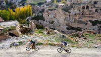 Bagi penggemar balap sepeda, asyik juga lho berkeliling Cappadocia dengan gowes. (Getty Images/iStockphoto)