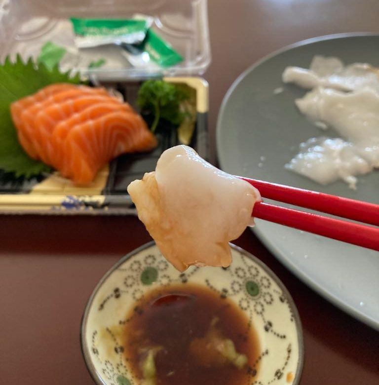 Cara makan kelapa unik dicocol pakai shoyu dan wasabi