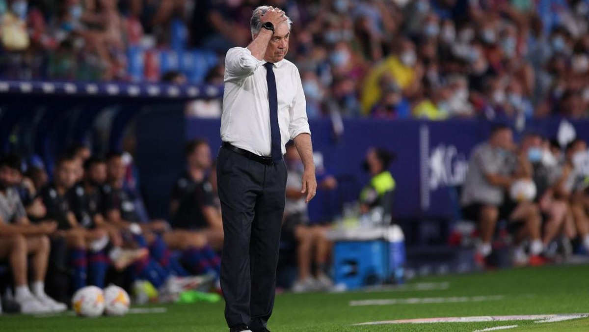Carlo Ancelotti menyoroti lini pertahanan Real Madrid usai diimbangi Levante 3-3 di lanjutan Liga Spanyol (Foto: Getty Images/Aitor Alcalde)
