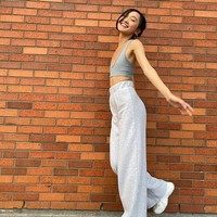 Hai apa kabar? Hanya ingin memperingatkan bahwa dada kecilmu tidak membuatmu berhenti untuk menggunakan baju yang kamu inginkan! Kamu terlihat vaik menggunakan apapun! Jangan lupakan itu. Aku mencintaimu, keterangan fotonya, di mana Clara menggunakan sport bra dan celana panjang putih. Foto: dok. Instagram/@clara_dao