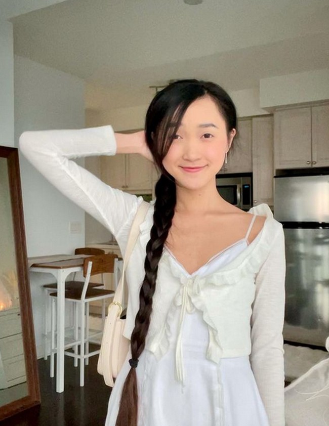 Bahkan dengan tidak sopan netizen menyinggung hal yang paling pribadi. Clara mengatakan bahwa ada netizen yang pernah mengatakan padanya bagaimana dia bisa menyusui dengan dada yang rata. Foto: dok. Instagram/@clara_dao