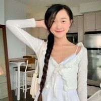 Bahkan dengan tidak sopan netizen menyinggung hal yang paling pribadi. Clara mengatakan bahwa ada netizen yang pernah mengatakan padanya bagaimana dia bisa menyusui dengan dada yang rata. Foto: dok. Instagram/@clara_dao