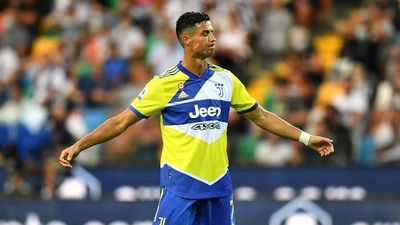 Foto Momen Ronaldo Buka Baju, Kena Kartu Kuning, Gol Dianulir