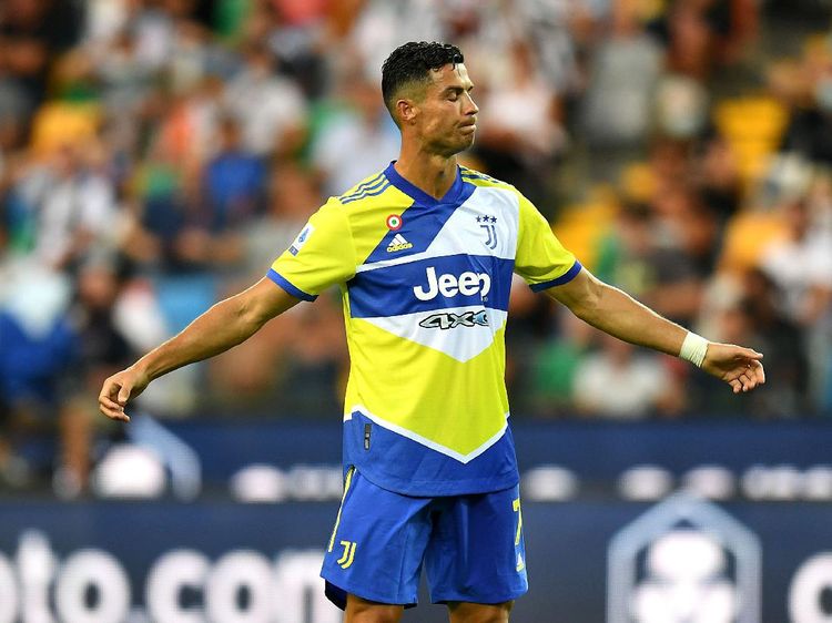 Foto Momen Ronaldo Buka Baju, Kena Kartu Kuning, Gol Dianulir