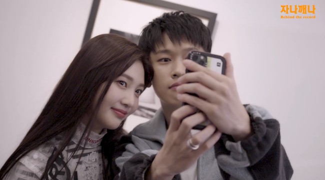 Pemilik nama asli Park Sooyoung itu pun memamerkan album Crush yang telah ditandatangani saat mereka bertemu. “Untuk JOY! Suatu kehormatan bisa bekerja sama denganmu! Terima kasih banyak dan semoga sehat selalu!” tulis Crush. Foto: dok. P-NATION