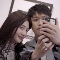 Pemilik nama asli Park Sooyoung itu pun memamerkan album Crush yang telah ditandatangani saat mereka bertemu. “Untuk JOY! Suatu kehormatan bisa bekerja sama denganmu! Terima kasih banyak dan semoga sehat selalu!” tulis Crush. Foto: dok. P-NATION