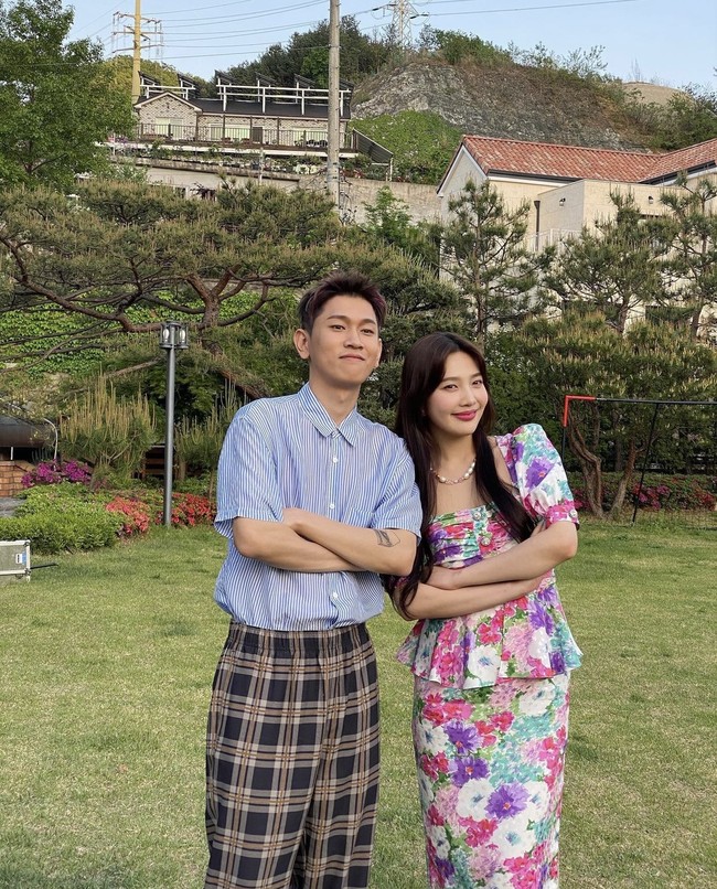 Sehari sebelum perilisan Mayday, Joy Red Velvet membagikan sejumlah foto bersama Crush lewat akun Instagram (@_imyour_joy). Idol kelahiran 1996 itu merasa seperti penggemar Crush yang beruntung karena berduet dengannya. Foto: dok. Instagram _imyour_joy