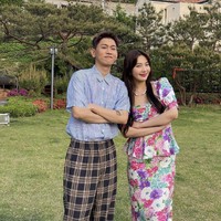 Sehari sebelum perilisan Mayday, Joy Red Velvet membagikan sejumlah foto bersama Crush lewat akun Instagram (@_imyour_joy). Idol kelahiran 1996 itu merasa seperti penggemar Crush yang beruntung karena berduet dengannya. Foto: dok. Instagram _imyour_joy