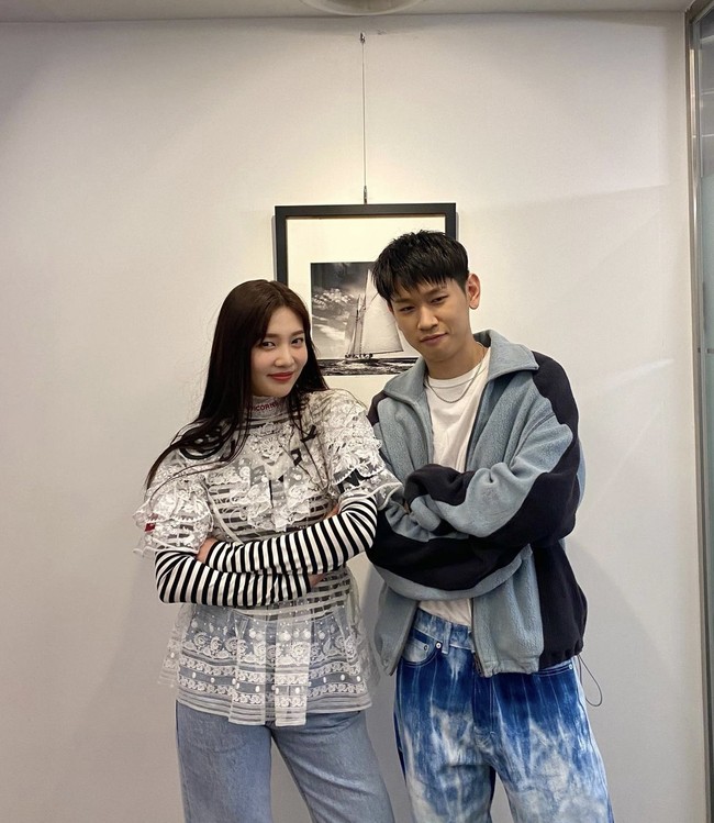 Pada Juli 2019, Crush mengaku sebagai penggemar berat Red Velvet dalam program televisi Happy Together. Penyanyi R&B dan hiphop itu mengungkap keinginannya untuk berkolaborasi dengan grup jebolan SM Entertainment itu. Foto: dok. Instagram _imyour_joy