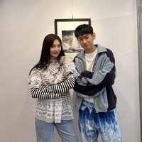 Pada Juli 2019, Crush mengaku sebagai penggemar berat Red Velvet dalam program televisi Happy Together. Penyanyi R&B dan hiphop itu mengungkap keinginannya untuk berkolaborasi dengan grup jebolan SM Entertainment itu. Foto: dok. Instagram _imyour_joy