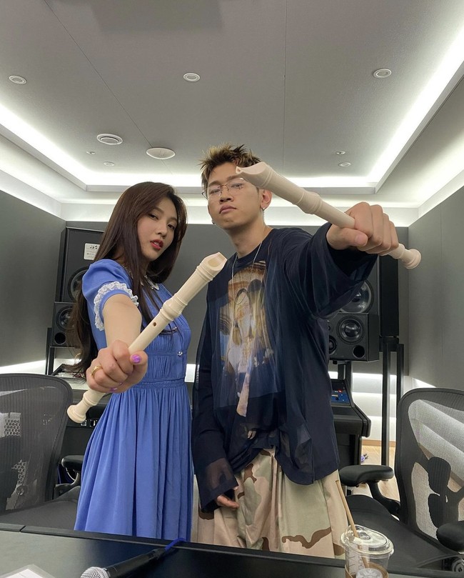  Di hari perilisan Mayday, Crush dan Joy Red Velvet mengadakan siaran langsung di YouTube. Keduanya kompak memainkan seruling untuk mengiringi lagu. Sebagai tanda terima kasih, Crush meminta Joy menghubunginya kapan pun saat membutuhkannya. Foto: dok. Instagram _imyour_joy