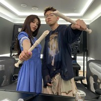  Di hari perilisan Mayday, Crush dan Joy Red Velvet mengadakan siaran langsung di YouTube. Keduanya kompak memainkan seruling untuk mengiringi lagu. Sebagai tanda terima kasih, Crush meminta Joy menghubunginya kapan pun saat membutuhkannya. Foto: dok. Instagram _imyour_joy