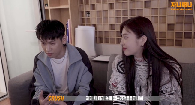 Saat menggarap lagu Mayday, Crush mulai mengajak Joy Red Velvet berkolaborasi. Keduanya pertama kali bertemu di studio Crush saat rekaman. Syuting video klip ‘Mayday’ kemudian dilakukan di rumah solois berumur 29 tahun itu. Foto: dok. P-NATION