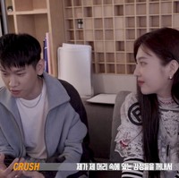 Saat menggarap lagu Mayday, Crush mulai mengajak Joy Red Velvet berkolaborasi. Keduanya pertama kali bertemu di studio Crush saat rekaman. Syuting video klip ‘Mayday’ kemudian dilakukan di rumah solois berumur 29 tahun itu. Foto: dok. P-NATION