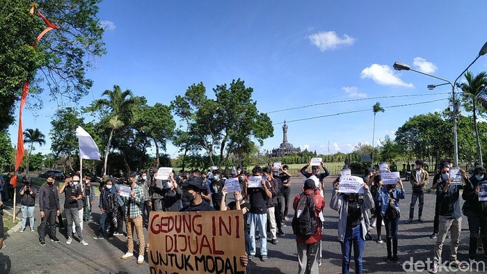 Demo Mahasiswa Depan Kantor Gubernur Bali