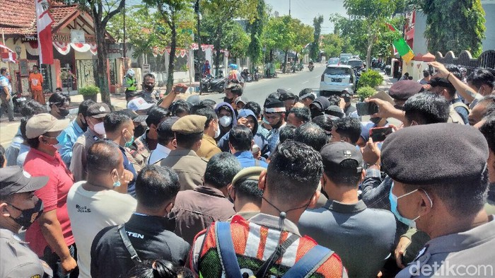 Soal  pengunduran diri Joko dari jabatannya disampaikan Kepala BKPSDM, Abdul Majid, saat menemui mahasiswa yang demo di depan Kantor Pemkab Sumenep, Jalan dr Cipto, Senin (23/8/2021).