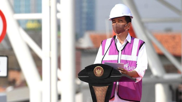 Presiden Joko Widodo (Jokowi) meresmikan Tol Dalam Kota segmen Pulo Gebang-Kelapa Gading. Gubernur DKI Jakarta Anies Baswedan turut serta mendampingi Jokowi.