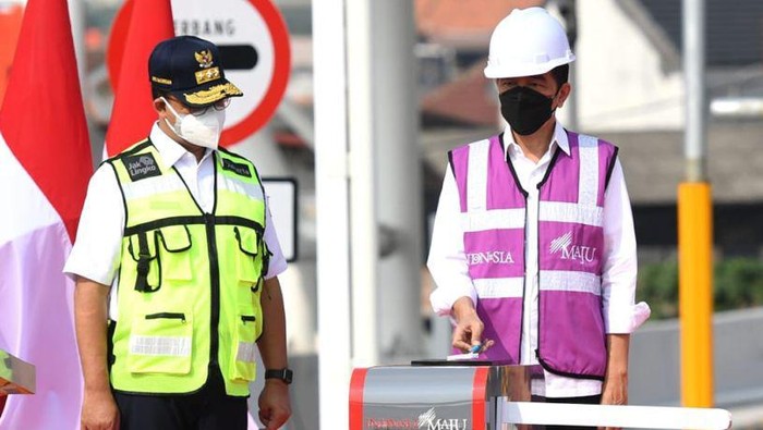 Presiden Joko Widodo (Jokowi) meresmikan Tol Dalam Kota segmen Pulo Gebang-Kelapa Gading. Gubernur DKI Jakarta Anies Baswedan turut serta mendampingi Jokowi.
