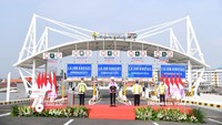 Turut mendampingi Jokowi dalam acara tersebut antara lain Menteri PUPR Basuki Hadimuljono, Gubernur DKI Jakarta Anies Baswedan, dan Komisaris Utama PT Jakarta Tollroad Development Trisno Mulyadi.