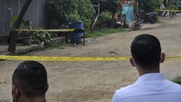 Sejumlah petugas kepolisian berjaga di sekitar tong yang diduga terdapat bom di dalamnya di Caman, Bekasi, Jawa Barat, Senin (23/8/2021). Dok. ANTARA FOTO/Fakhri Hermansyah.