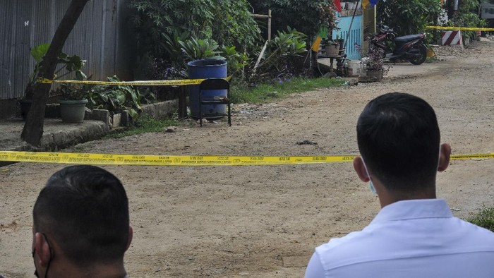 Garis polisi terpasang di area sekitar tong mencurigakan di Caiman, Bekasi. Tong itu diduga terdapat bom di dalamnya.