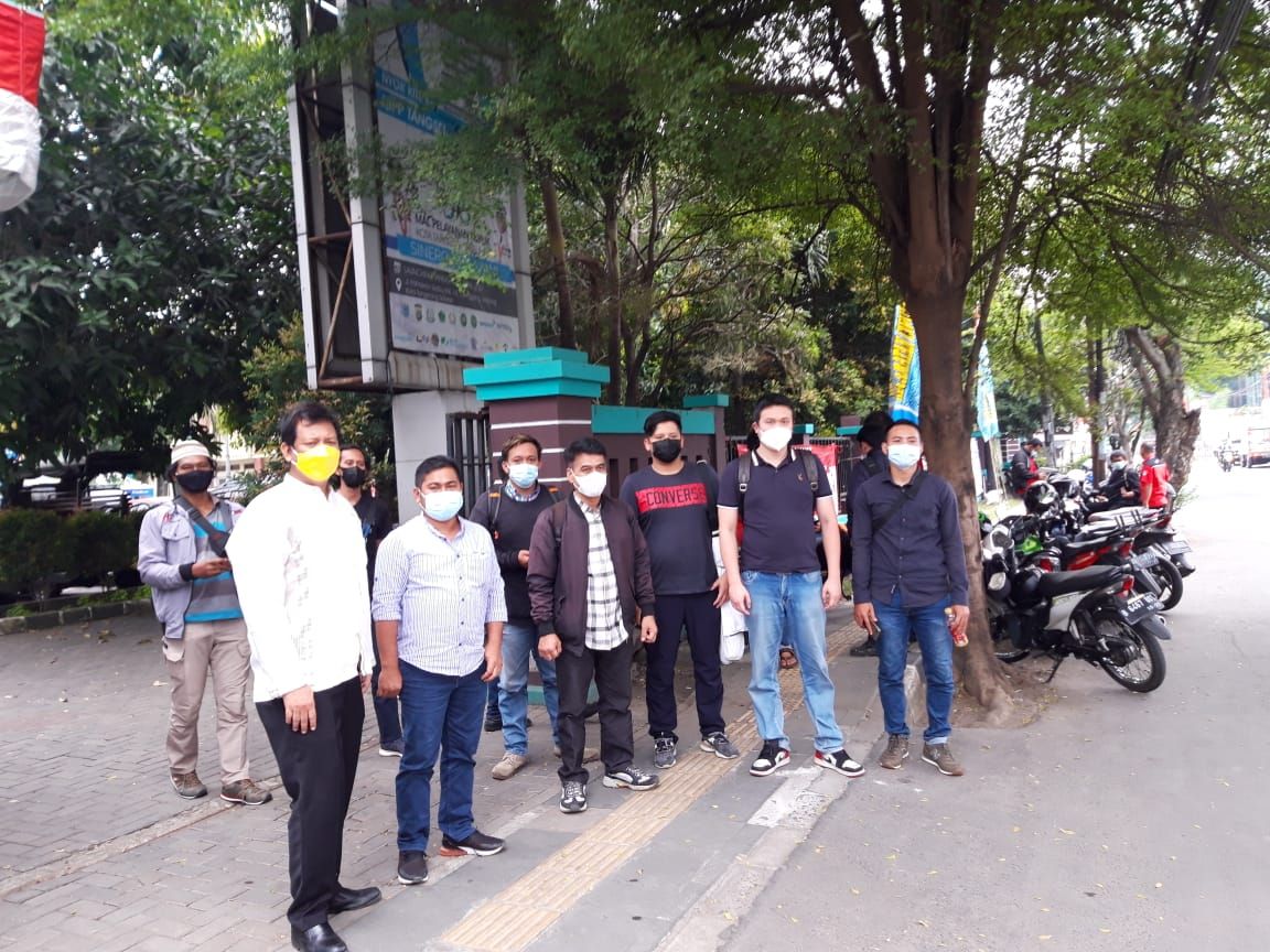 Dinas PU Tangsel dan para pihak provider utilitas meninjau tiang makan badan Jl WR Supratman, Ciputat Timur. (Dok Dinas PU Tangsel)