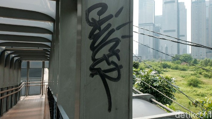 JPO di kawasan Sudirman, Jakarta, jadi sasaran aksi vandalisme. Aksi tak terpuji ini merusak estetika JPO. Ini penampakannya.