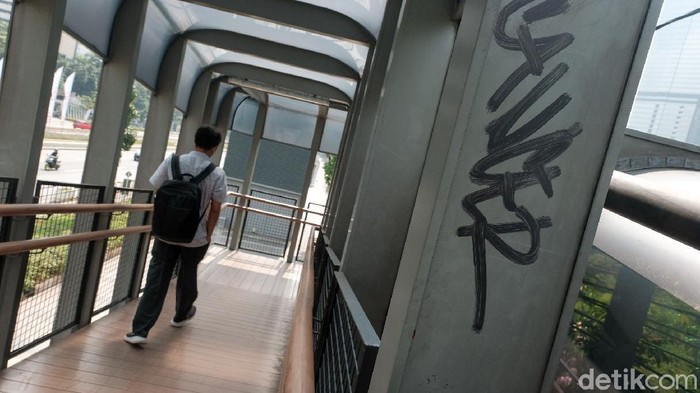 JPO di kawasan Sudirman, Jakarta, jadi sasaran aksi vandalisme. Aksi tak terpuji ini merusak estetika JPO. Ini penampakannya.