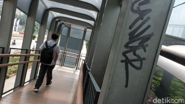 Duh, JPO Instagramable di Sudirman Jadi Korban Vandalisme JPO di kawasan Sudirman, Jakarta, jadi sasaran aksi vandalisme. Aksi tak terpuji ini merusak estetika JPO. Ini penampakannya.