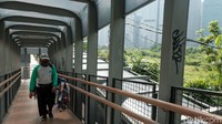 Seorang warga melintasi JPO di dekat Ratu Plaza, Jl Jenderal Sudirman, Jakarta, Senin (23/8/2021).
