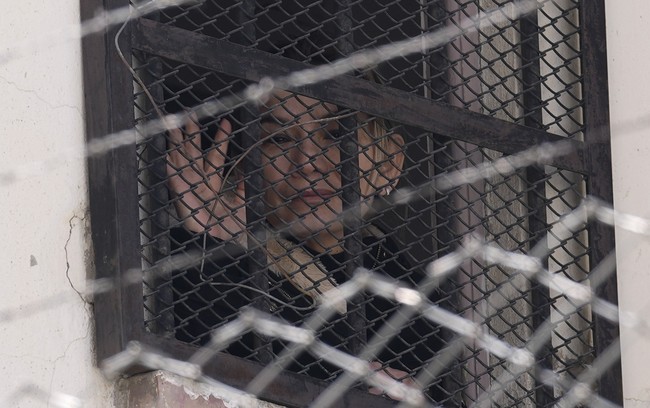 Jeanine Anez dijebloskan ke penjara pada Maret 2021 atas tuduhan keterlibatannya dalam kudeta untuk menggulingkan Morales yang telah 14 tahun berkuasa. Ia disebut melakukan genosida terhadap pengunjuk rasa kala itu. (Foto: AP/Juan Karita)